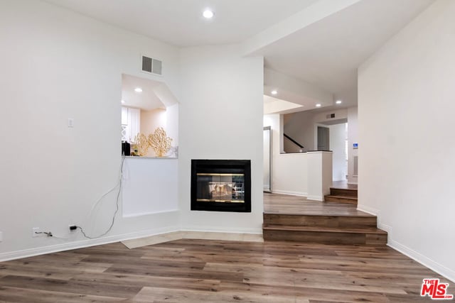18730 Hatteras Street 25, Tarzana, CA 91356 — photo 3 of 43