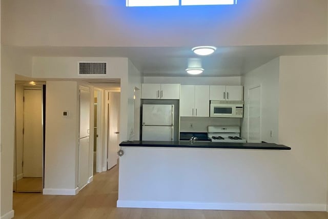 18350 Hatteras 224, Tarzana, CA 91356 — photo 4 of 26