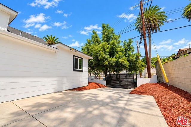 152 N Benton Way, Los Angeles, CA 90026 — photo 3 of 32