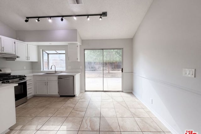 545 Spruce Court, Palmdale, CA 93550 — photo 6 of 18