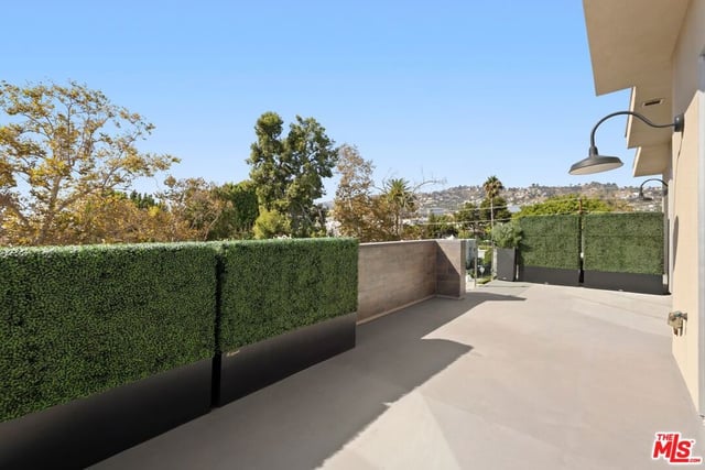 728 N Sweetzer Avenue 402, West Hollywood, CA 90069 — photo 12 of 23