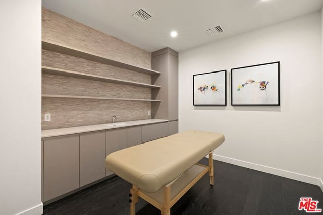 728 N Sweetzer Avenue 402, West Hollywood, CA 90069 — photo 19 of 23