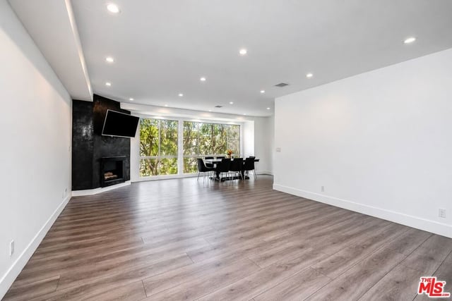 441 N Oakhurst Drive 304, Beverly Hills, CA 90210 — photo 3 of 18