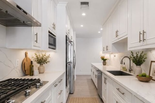 441 N Oakhurst Drive 304, Beverly Hills, CA 90210 — photo 4 of 18