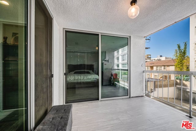 441 N Oakhurst Drive 304, Beverly Hills, CA 90210 — photo 5 of 18