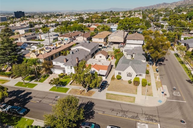 735 E Verdugo Avenue, Burbank, CA 91501 — photo 4 of 41