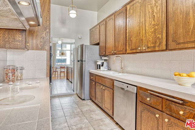 11970 Montana Avenue 308, Los Angeles, CA 90049 — photo 11 of 28
