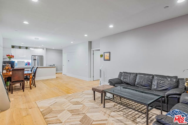 901 S Gramercy Drive 202, Los Angeles, CA 90019 — photo 12 of 20