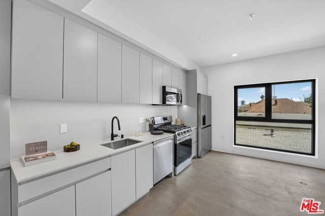 904 S New Hmapshire Avenue 403, Los Angeles, CA 90006 — photo 5 of 26