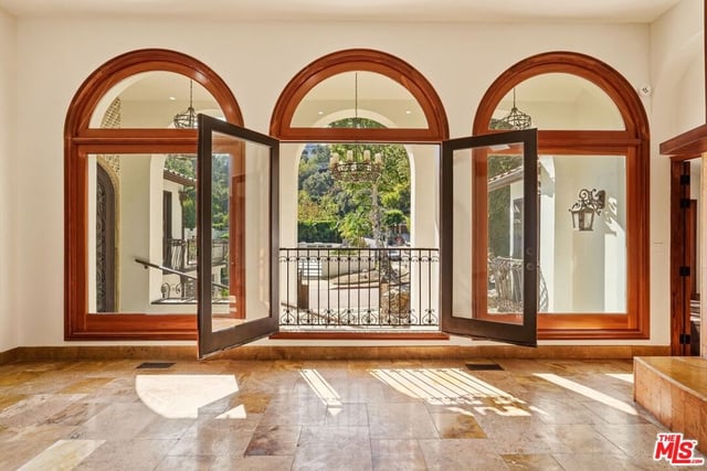 1260 Roscomare Road, Los Angeles, CA 90077 — photo 4 of 26
