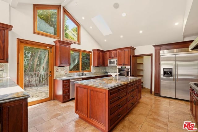 1260 Roscomare Road, Los Angeles, CA 90077 — photo 8 of 26