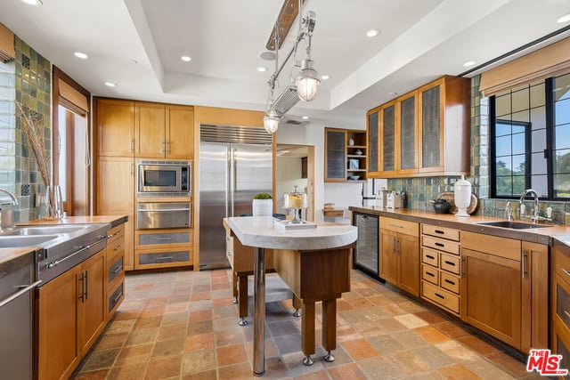450 N Maple Drive 501, Beverly Hills, CA 90210 — photo 11 of 37