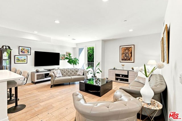 4240 Laurel Canyon Boulevard 305, Studio City, CA 91604 — photo 3 of 32