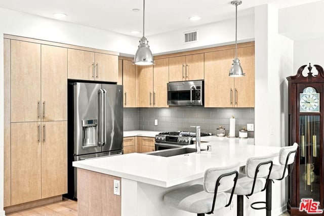 4240 Laurel Canyon Boulevard 305, Studio City, CA 91604 — photo 7 of 32
