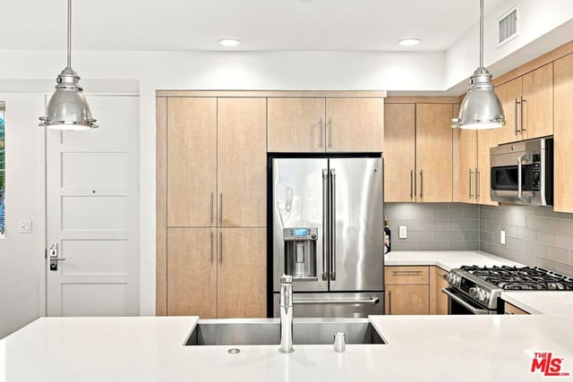 4240 Laurel Canyon Boulevard 305, Studio City, CA 91604 — photo 8 of 32