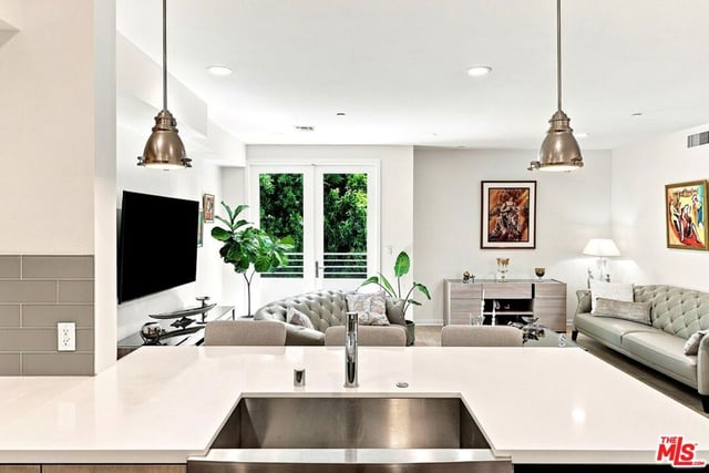 4240 Laurel Canyon Boulevard 305, Studio City, CA 91604 — photo 9 of 32