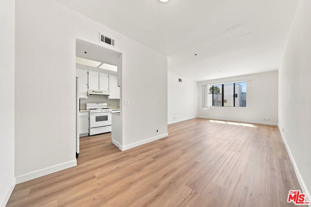 533 S St Andrews Place 404, Los Angeles, CA 90020 — photo 5 of 13