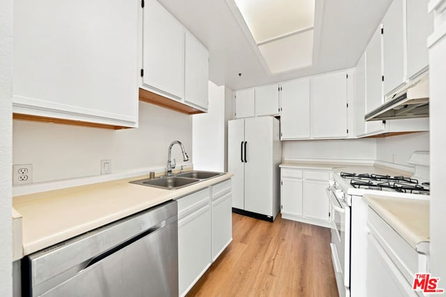 533 S St Andrews Place 404, Los Angeles, CA 90020 — photo 6 of 13