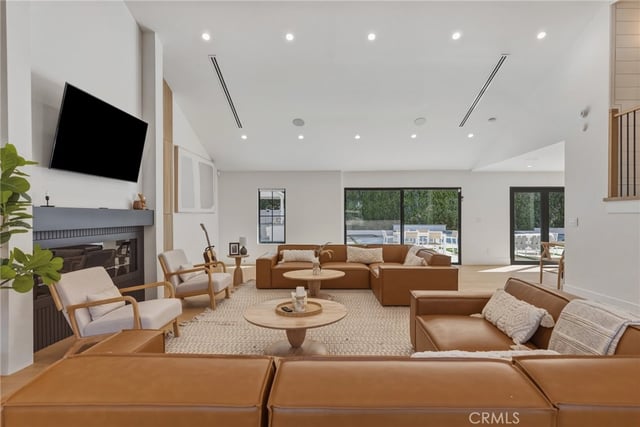 4830 Winnetka Avenue, Woodland Hills, CA 91364 — photo 15 of 58