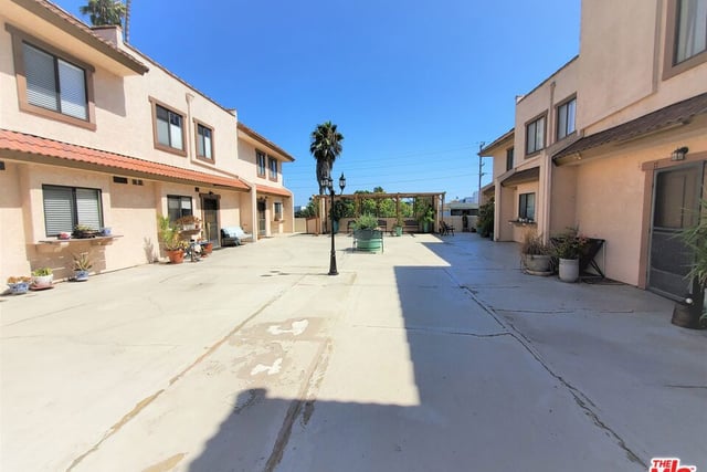 4365 Mclaughlin Avenue 18, Los Angeles, CA 90066 — photo 5 of 32