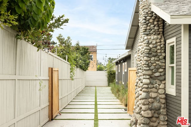 3342 W 27th Street, Los Angeles, CA 90018 — photo 8 of 45