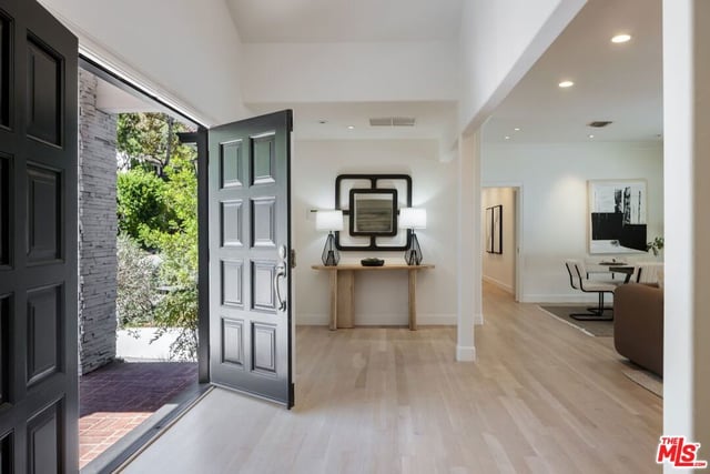 1132 Chantilly Road, Los Angeles, CA 90077 — photo 3 of 24