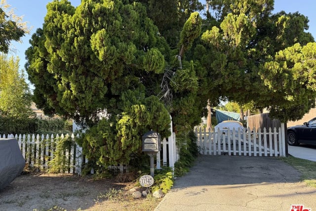 11547 Hortense Street, Valley Village, CA 91602 — photo 3 of 4