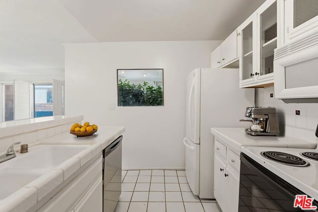 5414 Newcastle Avenue 19, Los Angeles, CA 91316 — photo 15 of 32