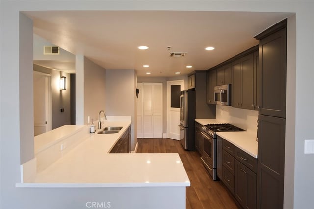 5350 White Oak Avenue 105, Encino, CA 91316 — photo 9 of 38