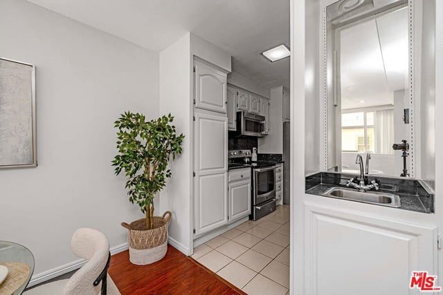 540 Kelton Avenue 105, Los Angeles, CA 90024 — photo 11 of 32