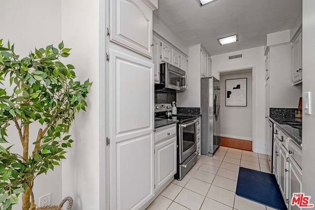 540 Kelton Avenue 105, Los Angeles, CA 90024 — photo 12 of 32
