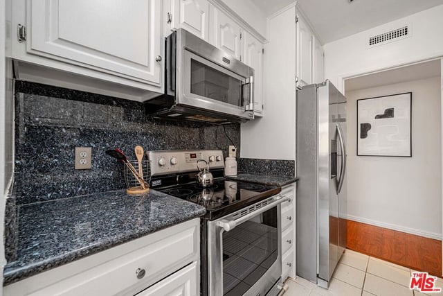 540 Kelton Avenue 105, Los Angeles, CA 90024 — photo 14 of 32