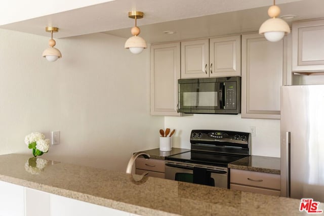 750 N Kings Road 315, Los Angeles, CA 90069 — photo 11 of 32