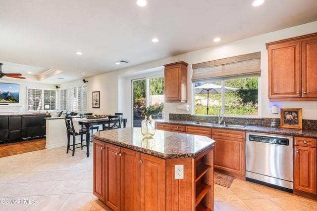 658 Longbranch Road, Simi Valley, CA 93065 — photo 14 of 61