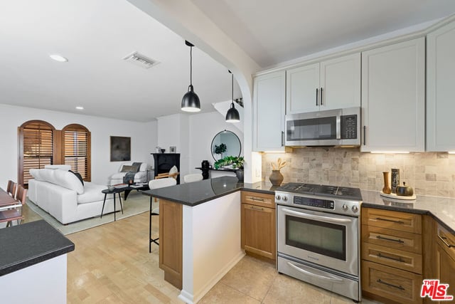 828 N Hudson Avenue 214, Los Angeles, CA 90038 — photo 10 of 26