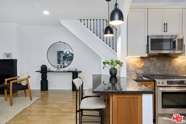 828 N Hudson Avenue 214, Los Angeles, CA 90038 — photo 11 of 26