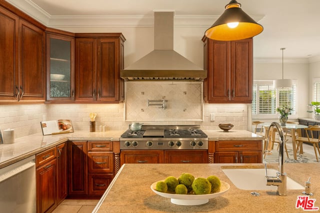 854 S Rimpau Boulevard, Los Angeles, CA 90005 — photo 11 of 54
