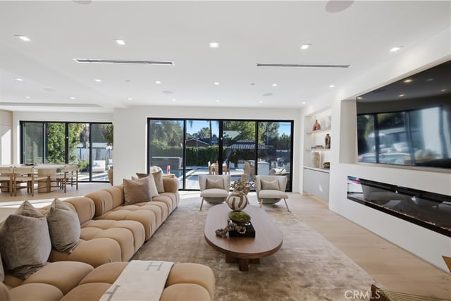 22518 Burbank, Woodland Hills, CA 91367 — photo 25 of 52