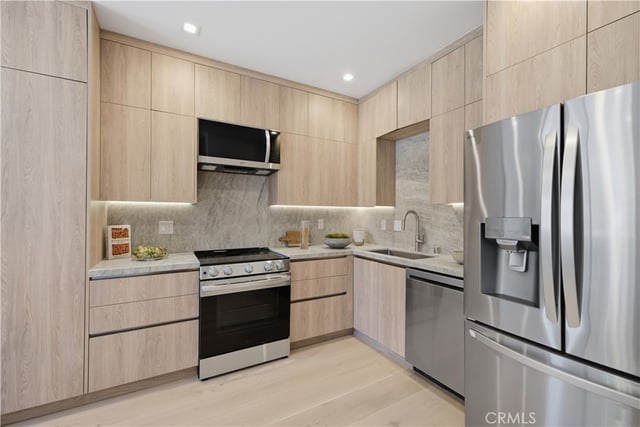 22518 Burbank, Woodland Hills, CA 91367 — photo 42 of 52