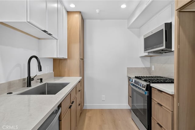 15455 Sherman 9, Van Nuys, CA 91406 — photo 6 of 20