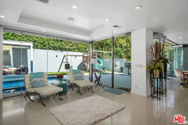 1590 BENEDICT CANYON Drive, Beverly Hills, CA 90210 — photo 14 of 37