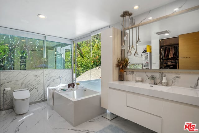1590 BENEDICT CANYON Drive, Beverly Hills, CA 90210 — photo 23 of 37