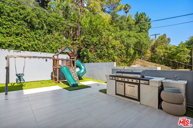 1590 BENEDICT CANYON Drive, Beverly Hills, CA 90210 — photo 31 of 37