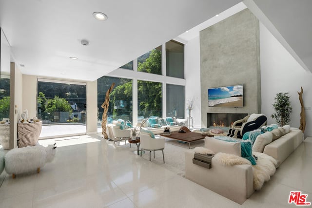 1590 BENEDICT CANYON Drive, Beverly Hills, CA 90210 — photo 5 of 37