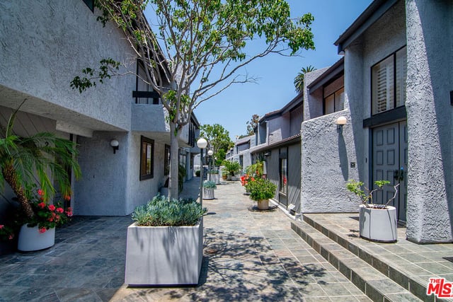 1925 S Beverly Glen Boulevard 39, Los Angeles, CA 90025 — photo 9 of 68