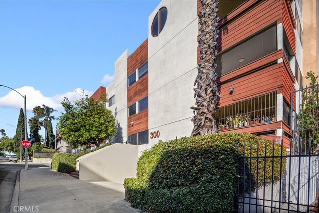 300 S Reno Street 303, Los Angeles, CA 90057 — photo 4 of 50