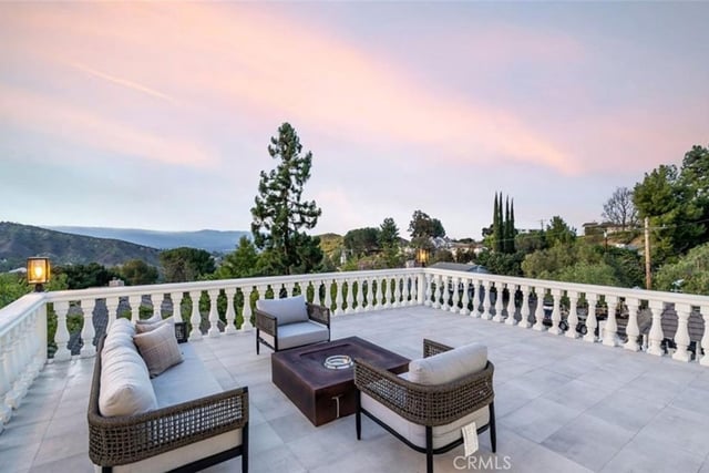23555 Summit Dr, Calabasas, CA 91302 — photo 2 of 22