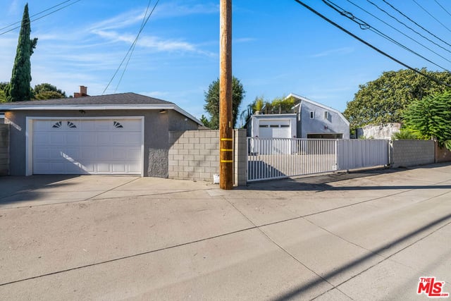 124 N Naomi Street, Burbank, CA 91505 — photo 14 of 56