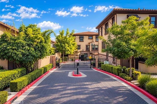 656 W Huntington L2, Arcadia, CA 91007 — photo 11 of 56