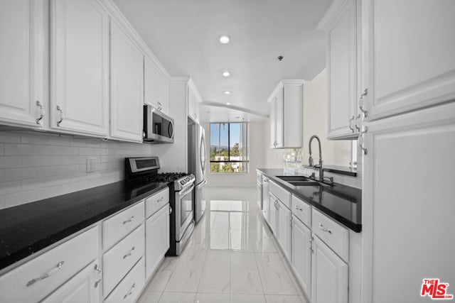 326 Westminster Avenue 404, Los Angeles, CA 90020 — photo 12 of 40